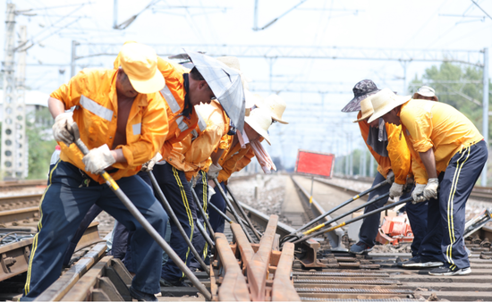 |38°C高温 40人踏“火”而行保畅通