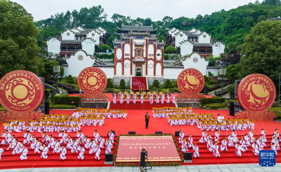 6月21日，嘉宾与当地居民在开幕式上共同诵读屈原作品《离骚》（无人机照片）。新华社发（郑家裕摄）