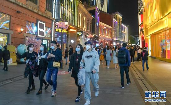 3月28日，人们在武汉市楚河汉街游玩。新华社记者 程敏 摄
