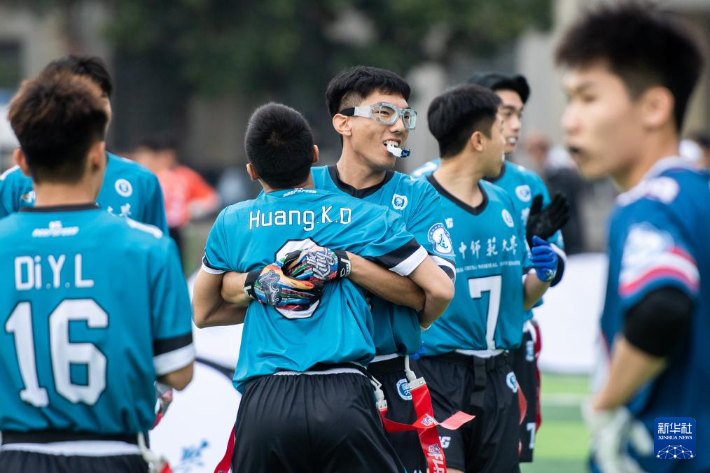 12月9日，华中师范大学队球员王志远（右四）在比赛结束后与队友庆祝。