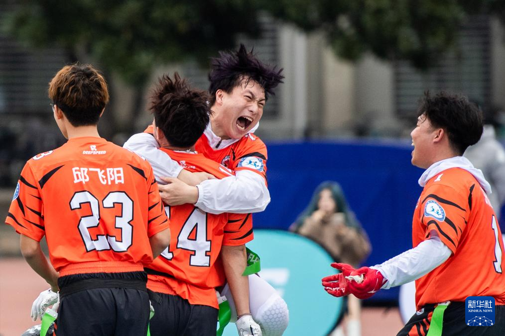 12月9日，汉口学院队球员刘栋（左三）在比赛中庆祝得分。