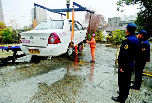 图为教练车被查扣 楚天都市报记者邹斌摄