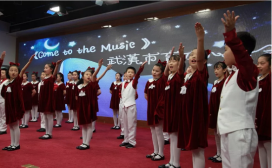 育才小学校合唱队表演《 come to music》(童声合唱《渔歌子》)