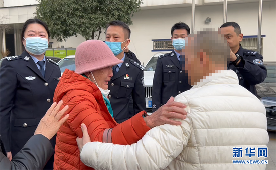 图为在武汉警方帮助下，一对失散多年的母子实现团圆。新华网发