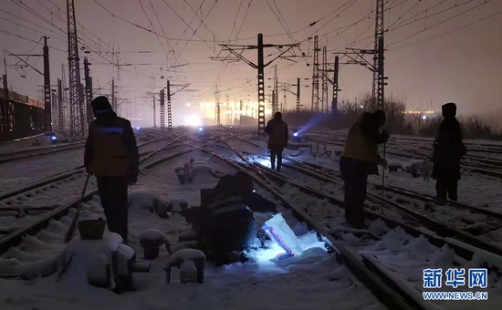 图为襄阳北车站员工迎战雨雪，确保铁路运输畅通。新华网发 曹黎波摄