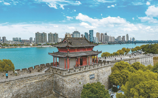 蓝天白云襄阳城。记者 杨东 摄