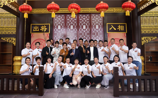 评委代表尚长荣、杨俊以及主持人白燕升参加开赛仪式