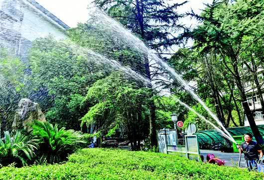 昨日下午，汉街在空中喷洒水雾给游客降温