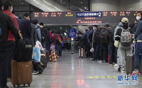 4月8日凌晨，乘客在武昌火车站排队等候K81次列车。 新华社记者 费茂华 摄