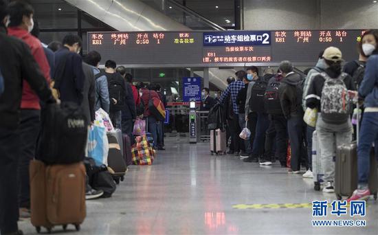 4月8日凌晨,乘客在武昌火车站排队等候K81次列车。 新华社记者 费茂华 摄