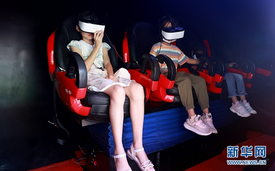 图为游客参与航天器模型VR实景体验。新华网发 周政摄