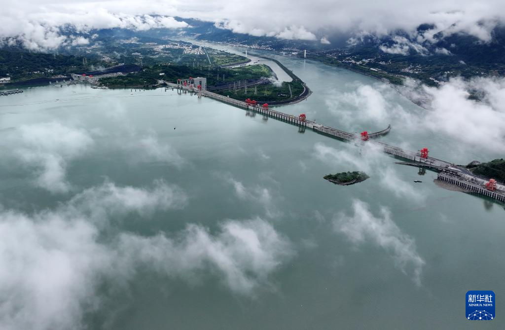 9月24日在湖北省宜昌市秭归县茅坪镇拍摄的三峡大坝（无人机照片）。