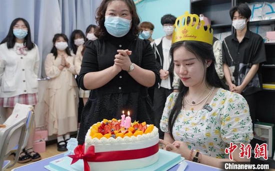 陈雨甜在大家的陪伴下度过18岁生日　湖北省妇幼保健院供图