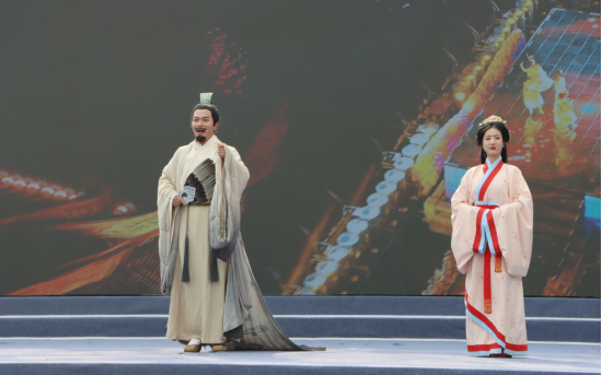 诸葛亮与黄月英以情景剧方式推介襄阳
