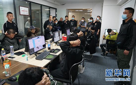 图为湖北公安机关打掉电信诈骗窝点。新华网发