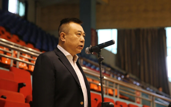 图为国家体育总局排球运动管理中心社会发展部主任孟建宣布比赛开幕。裴波拍摄