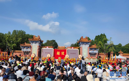 开幕式现场人潮涌动。新华网发
