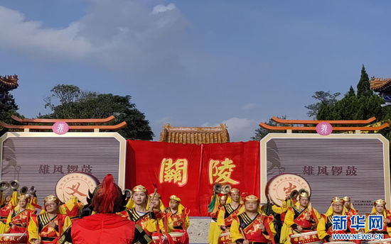 开幕式上的雄风锣鼓表演。新华网发