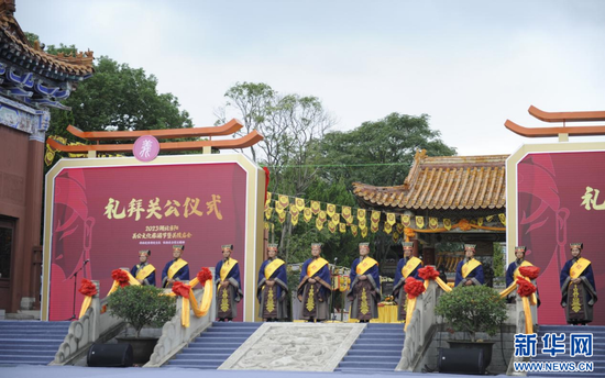 开幕式礼拜关公现场。新华网发