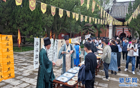 庙会现场游人络绎不绝。新华网发