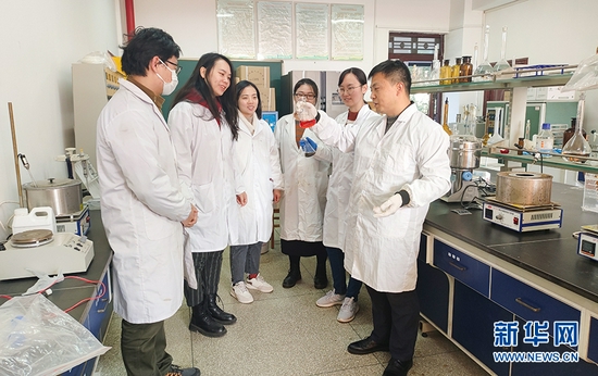 图为武汉纺织大学“固废综合处置与协同利用技术研究”创新团队开展相关实验。新华网发