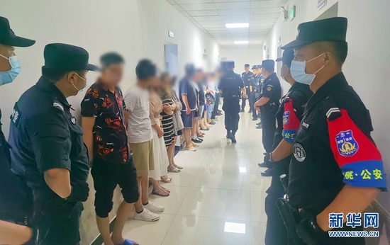 图为仙桃警方抓获养老诈骗犯罪嫌疑人。新华网发（湖北省公安厅供图）