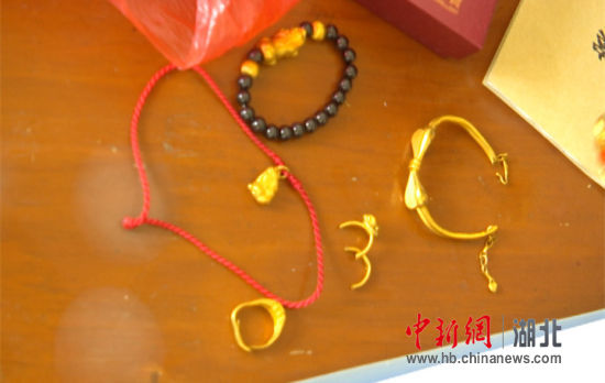 40秒打开防盗门 技术开锁惯偷蕲春落网