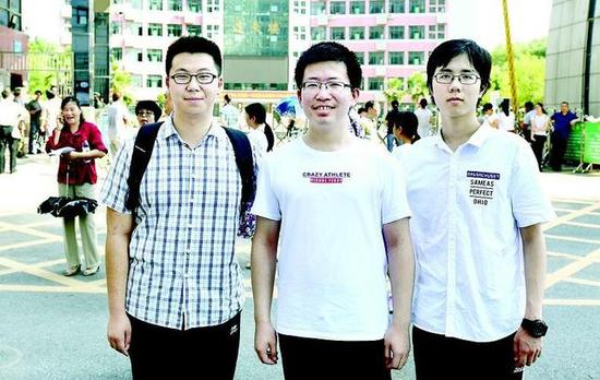 图为田秋实、王泰格、蔡宇翔在考点前合影（从左至右）。楚天都市报记者黄士峰摄