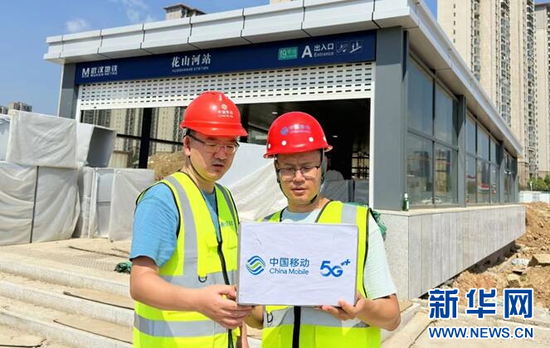 图为湖北移动技术人员在武汉地铁19号线花山河站进行网络测试·