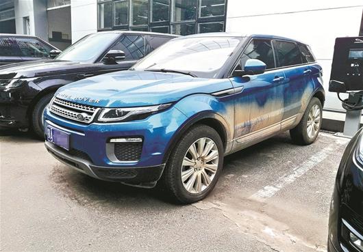 图为:变速箱漏油的路虎车