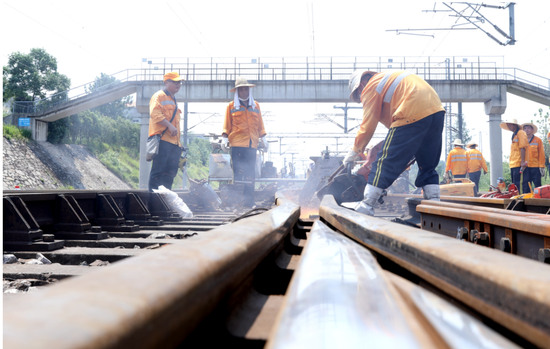 |38°C高温 40人踏“火”而行保畅通
