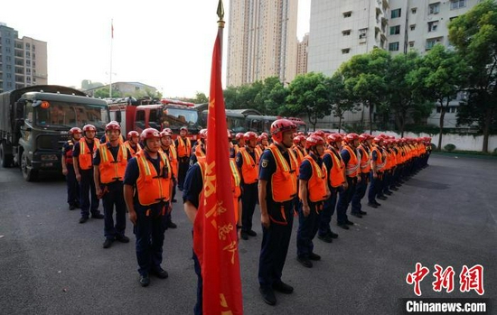 图为武汉消防指战员紧急驰援河南抗洪一线（武汉市消防救援支队供图） 