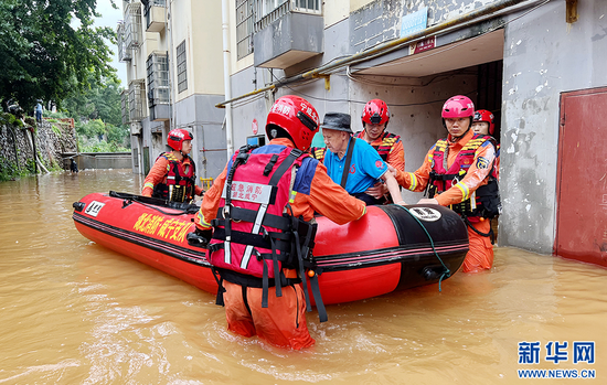 咸宁市消防救援人员救助被困群众。新华网发（咸宁市消防救援支队供图）