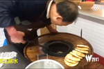 大爺烤燒餅?zāi)晷?5萬(wàn) 老板：只怕他炒我