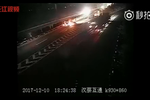 两司机停高速超车道上吵架 第三辆车呼啸而至