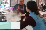 他請500名環(huán)衛(wèi)工吃羊肉湯鍋 堅持了16年
