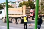 男子騎單車過(guò)斑馬線 卷入泥頭車底