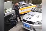 嫌學(xué)員車(chē)速太慢 奔馳車(chē)主擋路阻止駕考