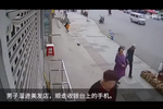 民警抓小偷巧遇消防員：兄弟幫我抓住他