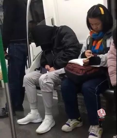 暖!武汉一男子地铁上睡着手机亮字:需要让座请