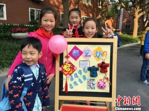 資料圖：上海寶林路三小“快樂30分” 的“布藝坊”讓喜愛布藝制作的孩子發(fā)揮所長。 芊燁 攝