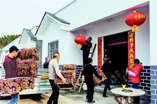图为:巴东县溪丘湾乡石碾村青树包集中安置点,贫困户陈远伦一家喜迁新居