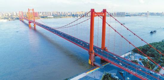 第七届世界军人运动会的31个场馆主要分布在武汉市长江主轴两侧的四个板块区域。图为俯瞰湖北武汉鹦鹉洲长江大桥。