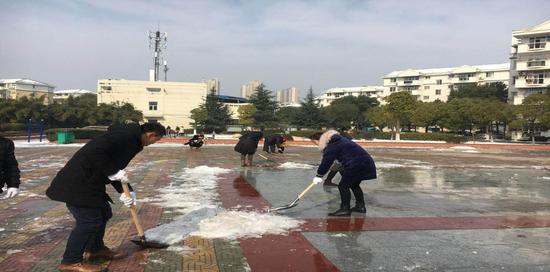 滨湖社区工作人员清除社区文化广场积雪