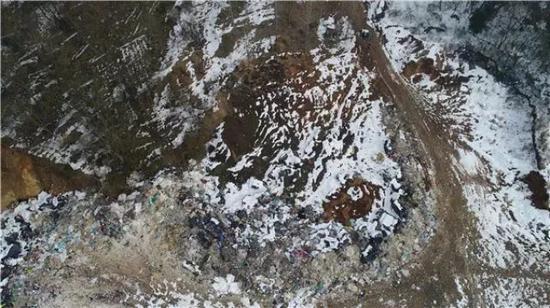 芜湖市长江经济开发区白象村一座废弃的矿坑里被倾倒了工业、医疗等垃圾。新华社记者曹力摄
