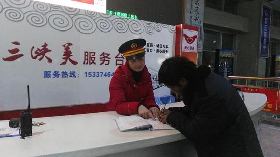 王勇在三峡美服务台签字认领遗失物品。 卢铁静/摄