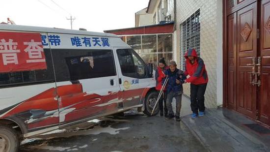 87岁残疾老人雪地摔倒 湖北电信员工及时援手