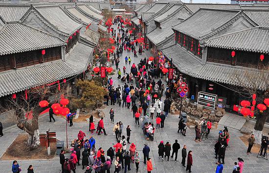 2018年2月18日,游客在山东省潍坊市青州古城景区游玩。 东方IC 图