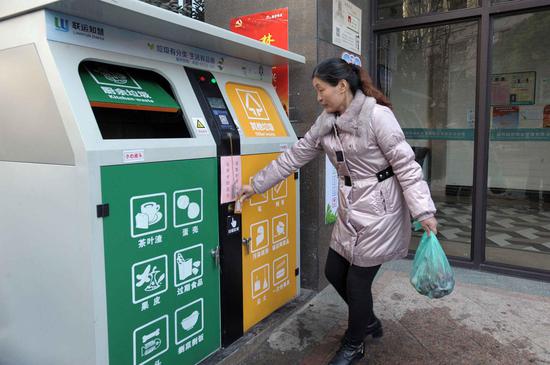 每栋居民楼下的二分类箱(厨余垃圾、其他垃圾)