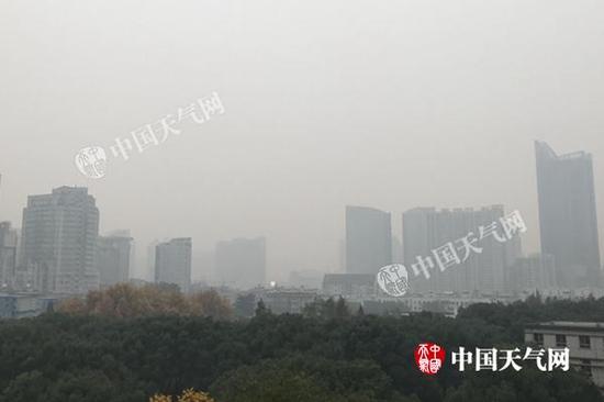 武汉今晨空气湿度加大，能见度下降。（图/李梦蓉）